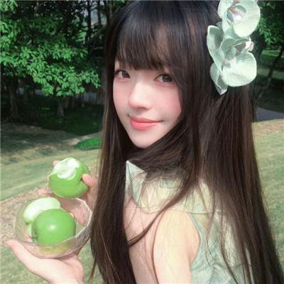 少女嬉春海报